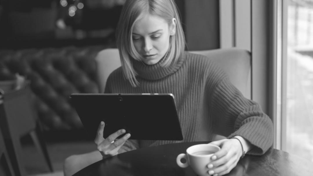 Realistische Arbeitsszene mit Dokumenten und Laptop im Bankumfeld